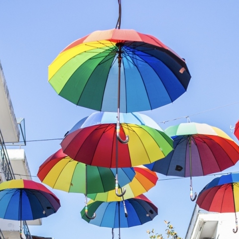 Οι αιωρούμενες ομπρέλες στα Τρίκαλα  που κλέβουν τις εντυπώσεις  