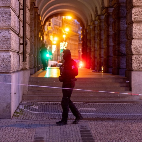 Αστυνομικός σε σημείο όπου έχει αποκλειστεί με κορδέλα της αστυνομίας στην Πράγα μετά το μακελειό στο Πανεπιστήμιο