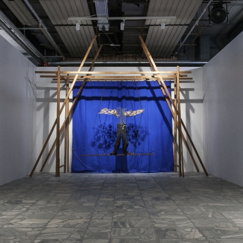 Βλάσης Κανιάρης, The Big Swing, 1974 Άποψη από την έκθεση Η υπέρβαση της Άβυσσος του ΝΕΟΝ στο Ωδείο Αθηνών 