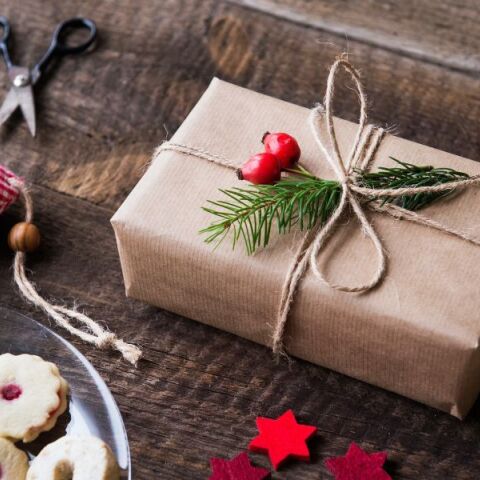 Ποιοι γιορτάζουν σήμερα 24 Δεκεμβρίου; Το εορτολόγιο της Athens Voice σου τους θυμίζει. Μην ξεχάσεις να τους δώσεις τις καλύτερες ευχές σου!