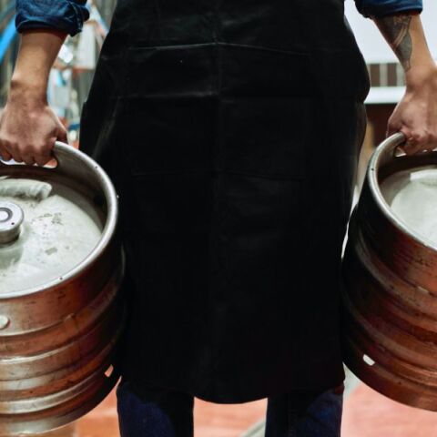 Γκάζι: Εντοπίστηκε παράνομο παρασκευαστήριο αλκοολούχων ποτών - Συνελήφθησαν δύο άτομα - Τι βρέθηκε στις έρευνες στο κατάστημα.