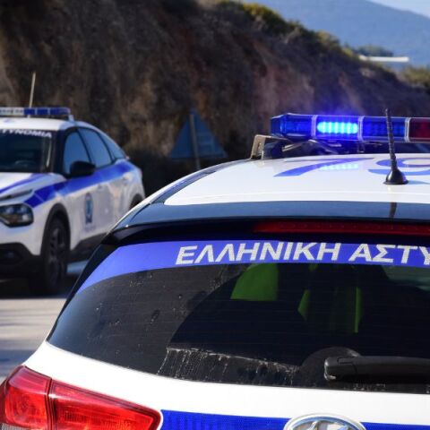 Έγκλημα στα Καλύβια: Κακοποιητική συμπεριφορά επικαλείται ο 16χρονος πατροκτόνος - Κατηγορείται για «ανθρωποκτονία με δόλο».