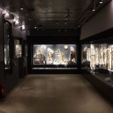 Πλάκα: Εγκαίνια του Μουσείου Νεότερου Ελληνικού Πολιτισμού, παρουσία της Λίνας Μενδώνη - Συγκροτείται από 18 κτίρια και τον περιβάλλοντα χώρο τους.