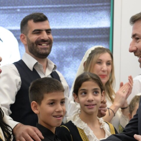 Άκουσε τα Κάλαντα από κρητικό χορευτικό όμιλο ο Νίκος Ανδρουλάκης