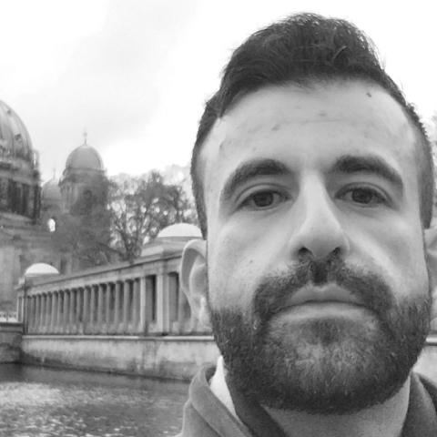 Ο νέος συγγραφέας Γιώργος Παναγή μιλάει για το πρώτο του μυθιστόρημα «Χωριό Ποτέμκιν» που κυκλοφορεί από τις εκδόσεις Τόπος.