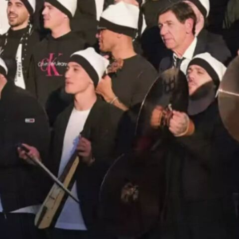 Οι παίκτες του ΠΑΟΚ τραγουδούν τα κάλαντα με guest τον Γεράσιμο Σκιαδαρέση 