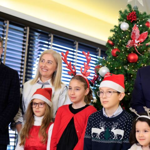 Άκουσε τα χριστουγεννιάτικα κάλαντα ο Στέφανος Κασσελάκης