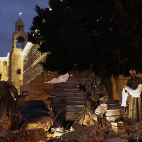 Μια φάτνη από ερείπια: Η Βηθλεέμ γιορτάζει «βουβά» τα Χριστούγεννα