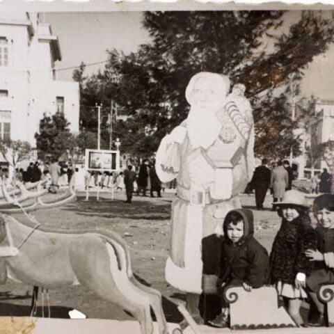 Τα ασπρόμαυρα Χριστούγεννα της Θεσσαλονίκης μέσα από τη συλλογή του Άρη Παπατζήκα