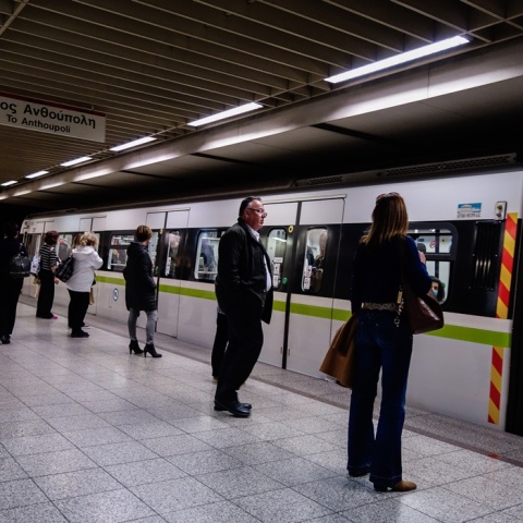 Επιβάτες μπροστά από συρμό του μετρό αναμένουν να επιβιβαστούν