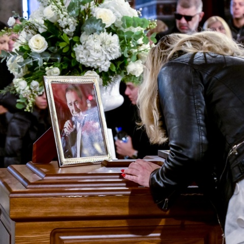 Γυναίκα σκυμμένη πάνω από το φέρετρο του Βασίλη Καρρά κατά τη διάρκεια του λαϊκού προσκυνήματος στη Θεσσαλονίκη