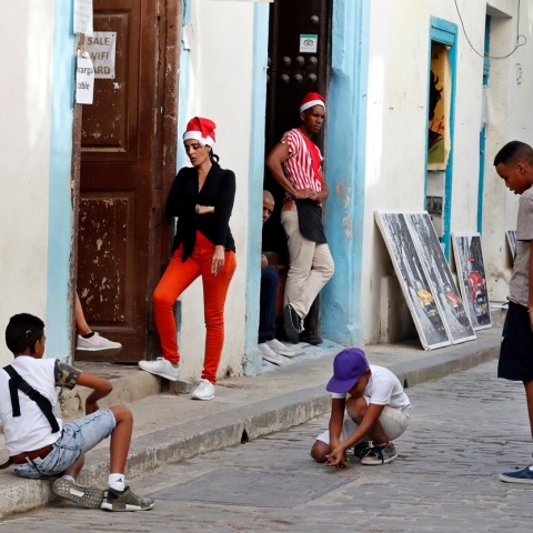 Χριστούγεννα στην Κούβα - Γυναίκα με σκουφάκι του Άγιου Βασίλη