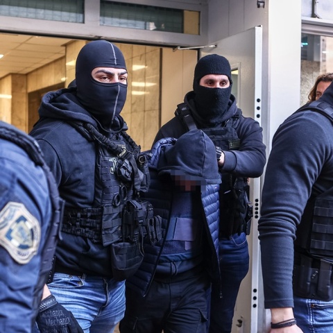 Ο 18χρονος συλληφθείς για την επίθεση στον 31χρονο αστυνομικό με ναυτική φωτοβολίδα