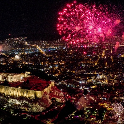 Πρωτοχρονιές με θέα την Αθήνα και τα λαμπιόνια της