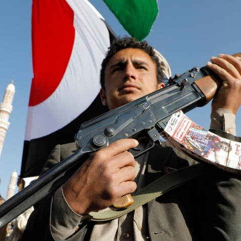 Χούτι: Το ισλαμιστικό κίνημα που απειλεί να καταστήσει τον πόλεμο στη Γάζα μεγάλη περιφερειακή σύρραξη