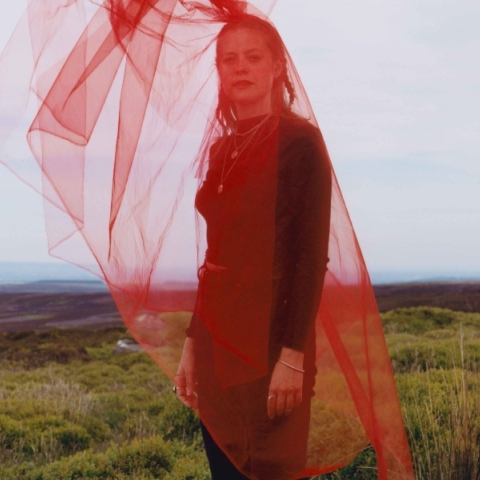 Η τραγουδίστρια και τραγουδοποιός Anna B Savage για τη μουσική και τη ζωή της πριν την πρώτη της αθηναϊκή συναυλία, το Σάββατο 13 Ιανουαρίου 2024 στο Temple.