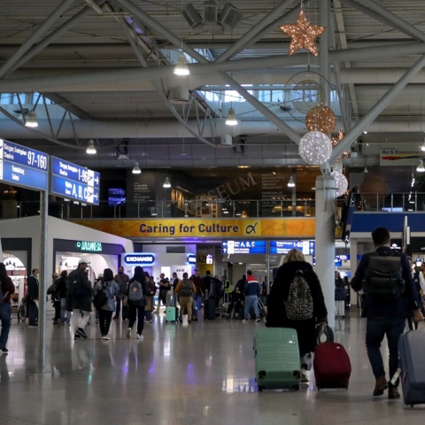 Επιβάτες με τις βαλίτσες ανά χείρας στο αεροδρόμιο «Ελευθέριος Βενιζέλος»
