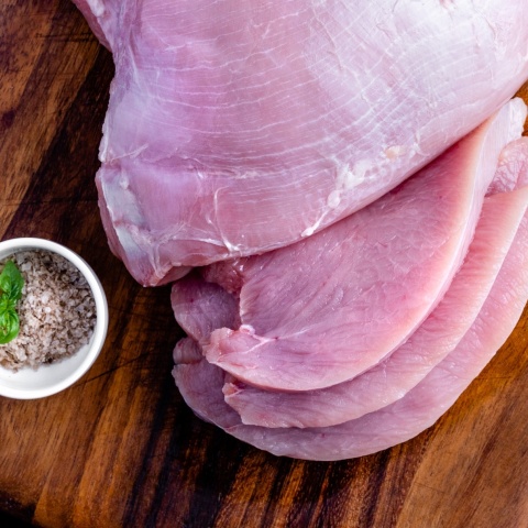 Κοτόπουλο φιλέτο πάνω σε ξύλο κοπής