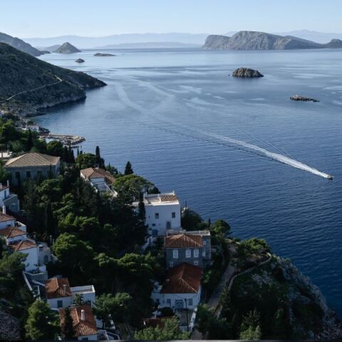 Με τοπικές βροχές και υψηλές θερμοκρασίες ο καιρός την Παρασκευή