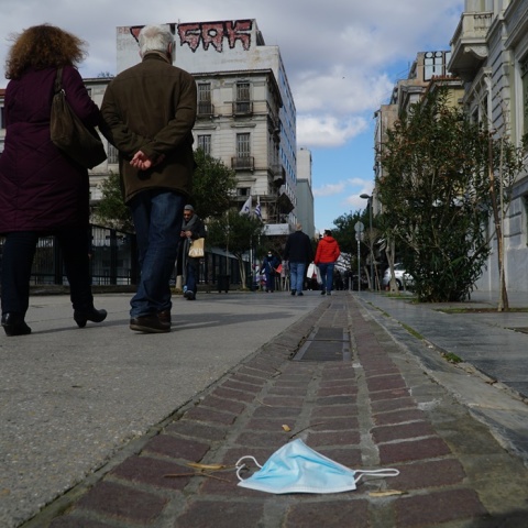 Μάσκα πεταμένη στο οδόστρωμα