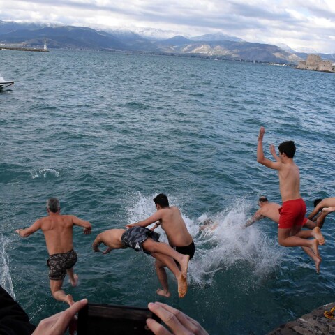 Πολίτες βουτούν στη θάλασσα για να πιάσουν τον σταυρό τα Θεοφάνια