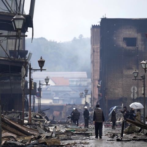 Κατεστραμμένα κτίρια από τον ισχυρό σεισμό στην Ιαπωνία