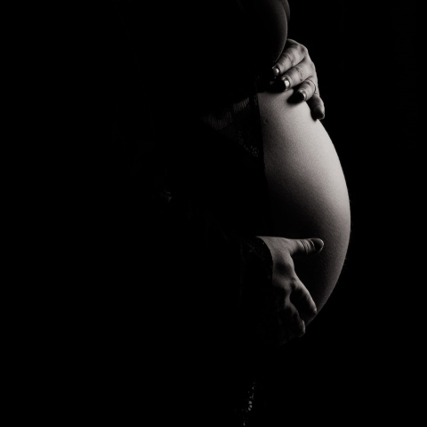 Έγκυος σε σκοτεινό δωμάτιο