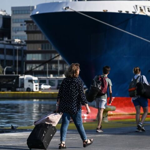 Οι εκπτώσεις σε ακτοπλοϊκά και αεροπορικά εισιτήρια για τους αναπληρωτές εκπαιδευτικoύς