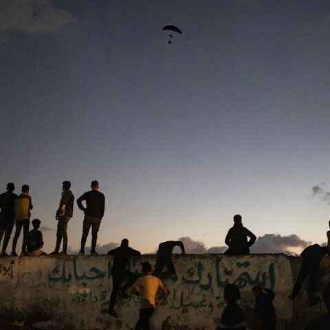 Γάζα: Για πρώτη φορά γαλλικό αεροσκάφος έριξε από αέρος ιατροφαρμακευτικό υλικό 