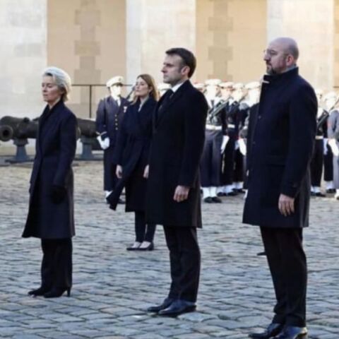 Η Άννα Διαμαντοπούλου στην κηδεία του Ζακ ΝτελόρΗ Άννα Διαμαντοπούλου στην κηδεία του Ζακ Ντελόρ