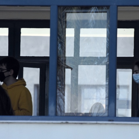 Μαθητές με μάσκα στο σχολείο