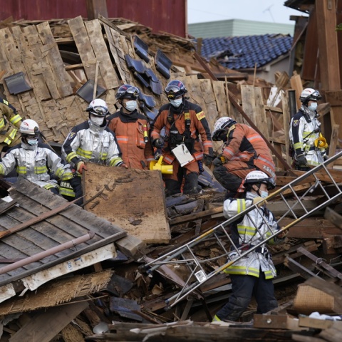 Διασώστες στην Ιαπωνία ψάχνουν στα συντρίμμια για επιζώντες μετά τον φονικό σεισμό