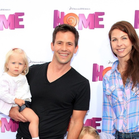 O Christian Oliver με τη σύζυγό του και τη μικρότερη κόρη του στην πρεμιέρα ταινίας λίγα χρόνια πριν βρει τραγικό θάνατο στο αεροπορικό δυστύχημα