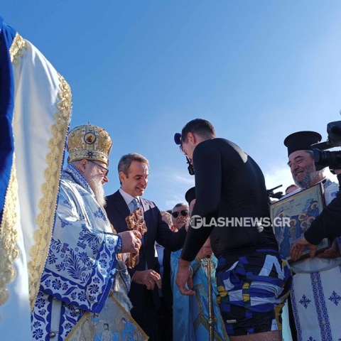 Ο Κυριάκος Μητσοτάκης δίνει σταυρουδάκι στον άνδρα που έπιασε τον Σταυρό από τη θάλασσα στα Χανιά