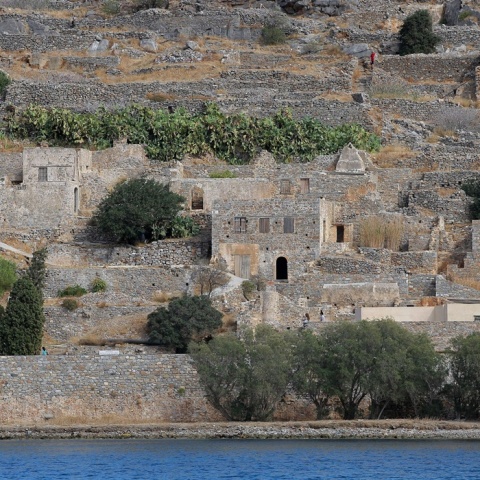Το νησί της Σπιναλόγκας λειτούργησε επί πέντε δεκαετίες ως λεπροκομείο και ο Άγιος Βασίλης δεν επισκέφτηκε ποτέ τα παιδιά που βρέθηκαν εκεί