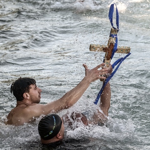Η τελετή αγιασμού των υδάτων - Στιγμιότυπο από τη ρίψη του Σταυρού στη θάλασσα στο λιμάνι του Πειραιά