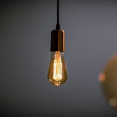 Αναμμένη λάμπα σε σκοτεινό σημείο