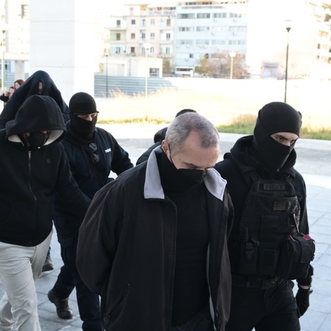 Ο Ηλίας Μίχος και οι υπόλοιποι κατηγορούμενοι οδηγήθηκαν σήμερα στο δικαστήριο εν μέσω έντασης και συνθημάτων