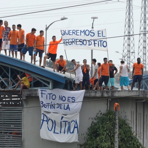 Κρατούμενοι φυλακών διαμαρτύρονται - Συνθήματα για την κράτηση του Φίτο