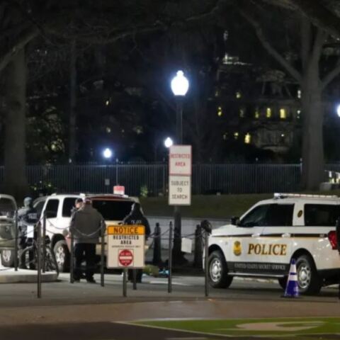 Λευκός Οίκος: Αυτοκίνητο έπεσε πάνω σε πύλη στον φράκτη του