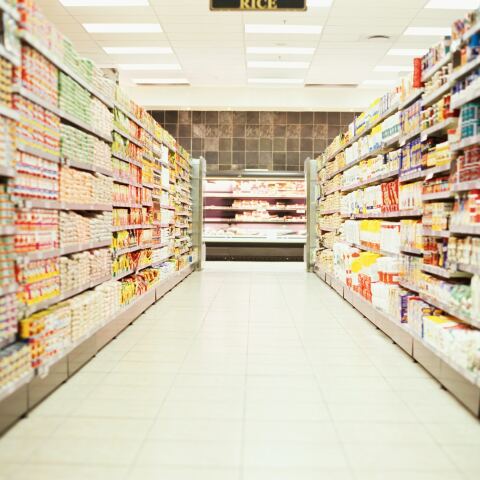 Ράφια με προϊόντα σε σούπερ μάρκετ