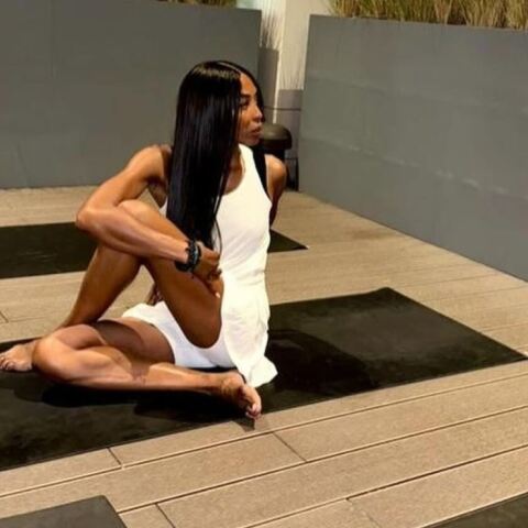 Οι viral yoga πόζες της Ναόμι Κάμπελ