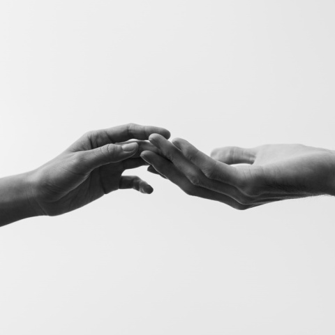 Δύο χέρια γυναίκα και άνδρα που ενώνονται