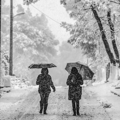 Χαμηλές θερμοκρασίες, καταιγίδες και χιόνια το Σάββατο