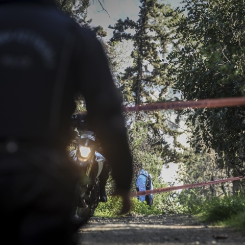 Αστυνομικοί έχουν αποκλείσει περιοχή με κορδέλα