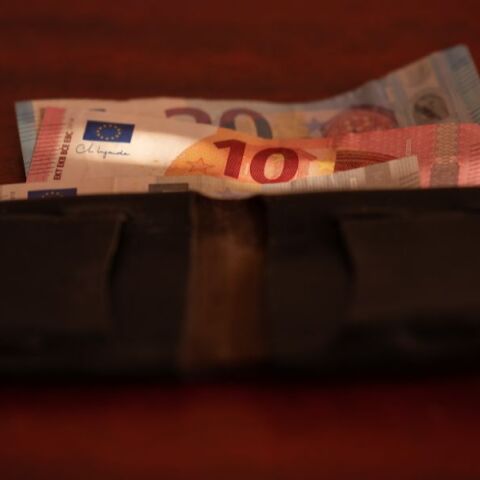 Θεσσαλονίκη: Υπάλληλος καθαριότητας του δήμου Καλαμαριάς βρήκε πορτοφόλι με 490 ευρώ - Το παρέδωσε άμεσα στο κοντινό αστυνομικό τμήμα.