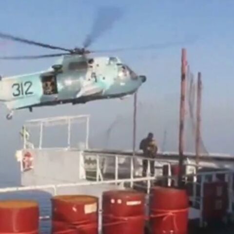 Βίντεο από την επιχείρηση κατάληψης του δεξαμενόπλοιου ελληνικών συμφερόντων από άνδρες του ιρανικού πολεμικού ναυτικού δόθηκαν στη δημοσιότητα.