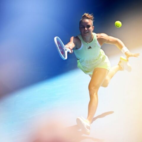 Μαρία Σάκκαρη: Με το δεξί ξεκίνησε τις υποχρεώσεις της στο Australian Open η Ελληνίδα πρωταθλήτρια του τένις - Νίκησε τη Νάο Χιμπίνο με 2-0 σετ - Τα highlights.