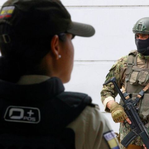 Ισημερινός: Απελευθέρωση 178 σωφρονιστικών υπαλλήλων – Κρατούνταν όμηροι σε φυλακές - Αλυσιδωτές εξεγέρσεις κρατουμένων μετά την απόδραση αρχηγού συμμορίας.