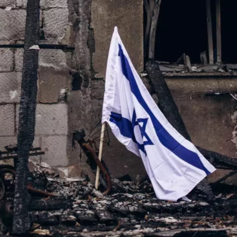 Ισραηλινή σημαία σε χαλάσματα
